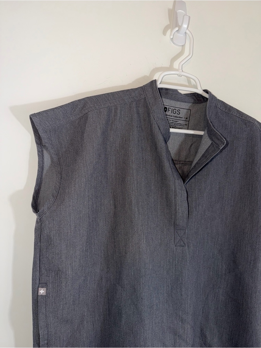 FIGS Rafaela Oversized Scrub Тор - Graphite FIGS medium - Picture 5 of 7